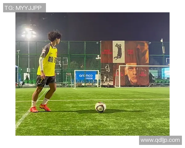 足球明星在转场时甩掉衣服引发热议展现个性与风格 足球明星在转场时甩掉衣服引发热议展现个性与风格